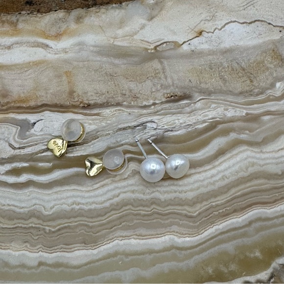 White stud earrings - Picture 10 of 16